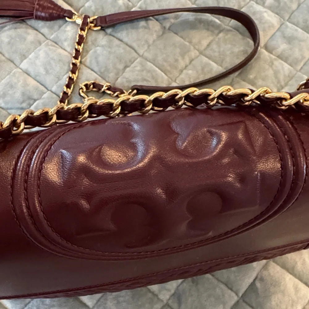 Tory Burch Elegant Burgundy Quilted Shoulder Bag with adjustable strap - Picture 3 of 14